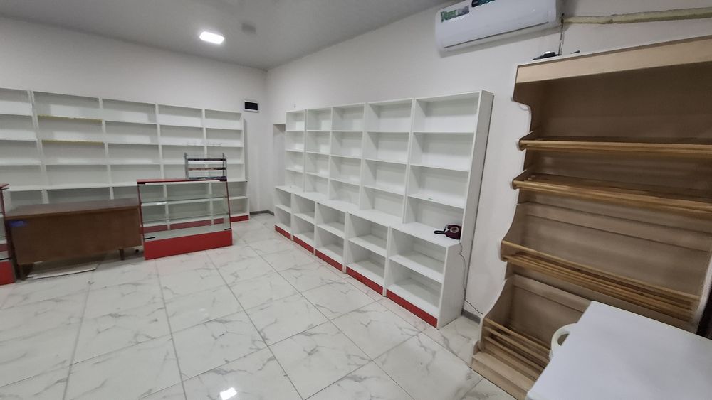 Продаётся комплект магазинных полок с тремя витринами.