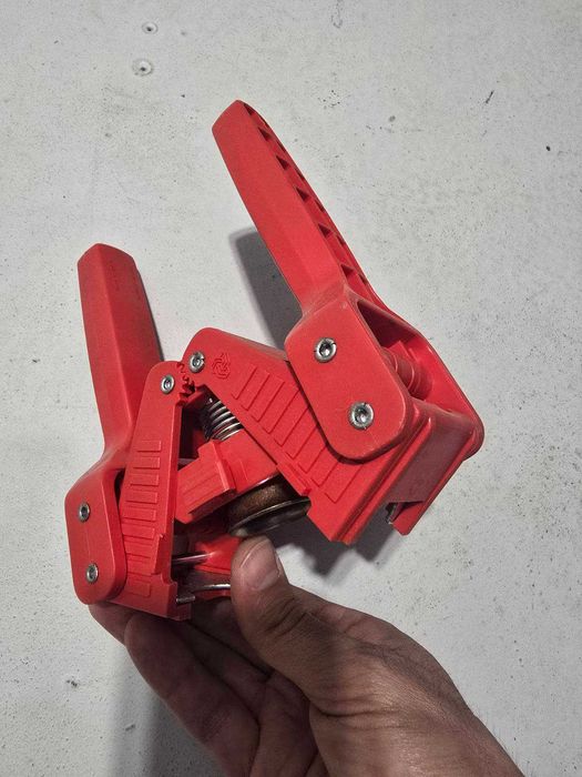 Ръчна затварачка за бутилки с метални (бирени) капачки Ф 26-29мм