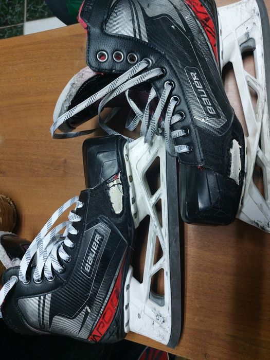 Продам вратарьскии коньки.