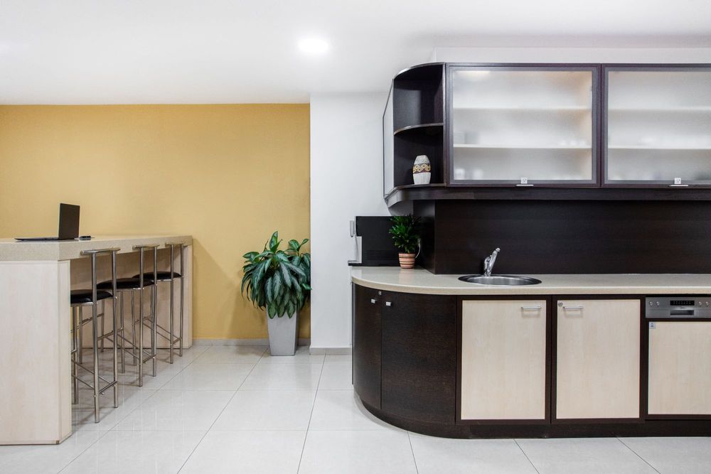 Офис пространство с отворен план за 10 души в Regus City West