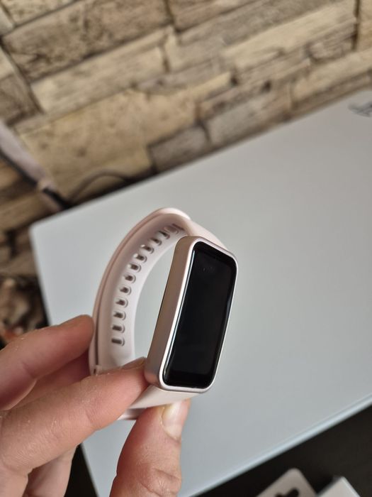 Huawei band 9 почти нова