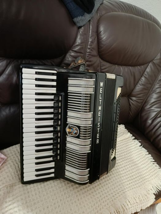 Продавам Акордеон S4 WELTMEISTER