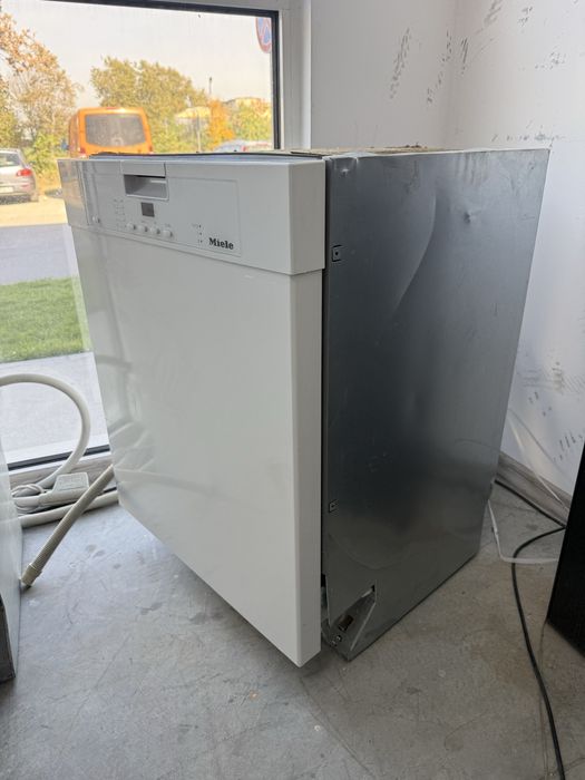 Съдомиялна MIELE 60/см с три кошници