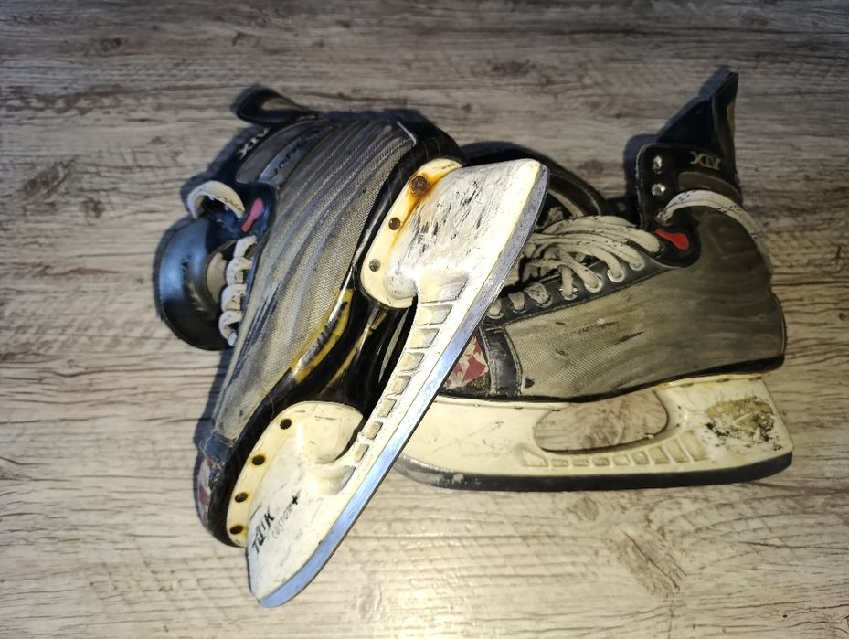 Продам профессиональные коньки хоккейные