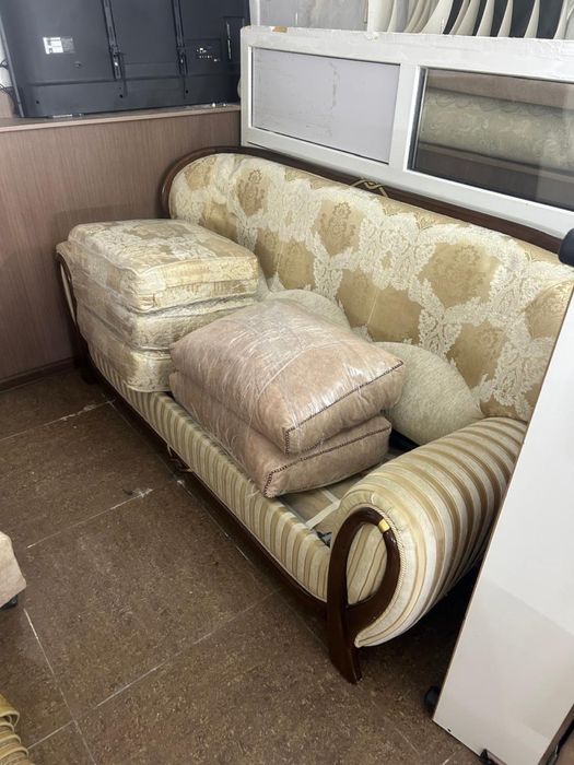 Продам диван в отличном состояний