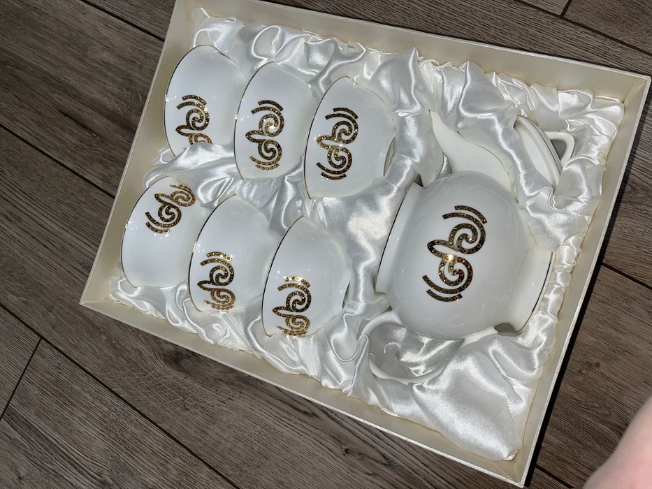 Продам набор посуды с чайником