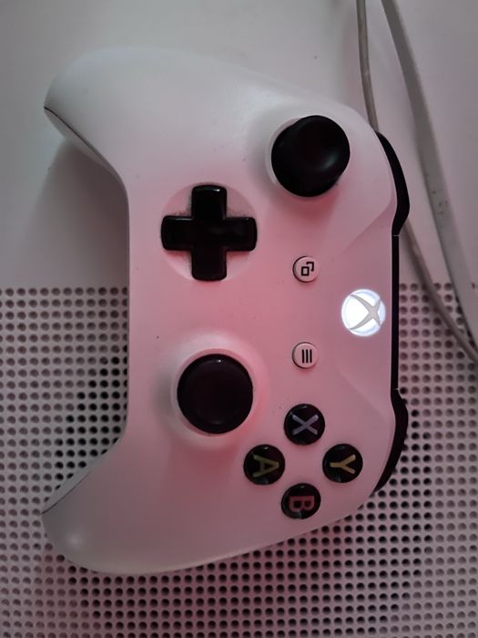 Xbox One S 512GB + 8 игри