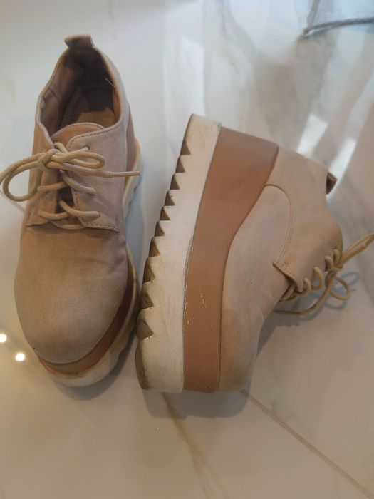 Обувки с платформа