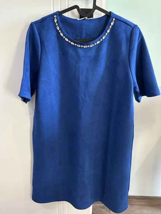 Нова тъмно синя рокля с колие, размер С