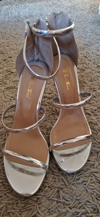 Обувки висок ток червени, сини Bata, сребристи сандали - естествена ко