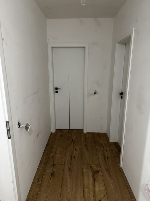 Монтаж на входни и интериорни врати.