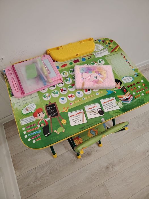 Продам детскую стол и стулья