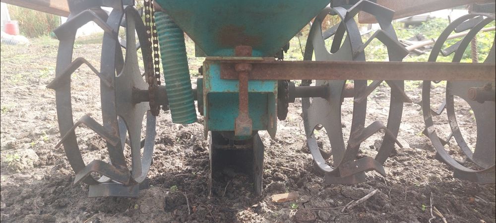 Masina de plantat cartofi cu fertilizare si rariță.preț negociabil