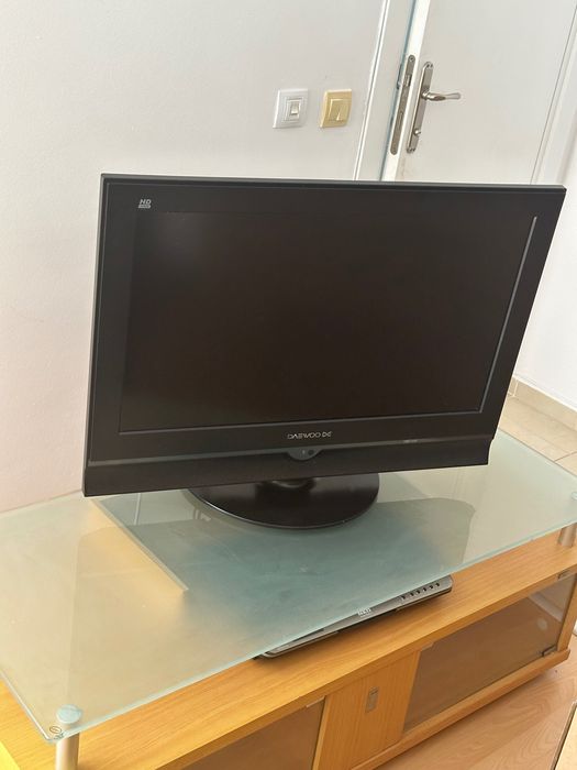 Телевизор, стойка за телевизор