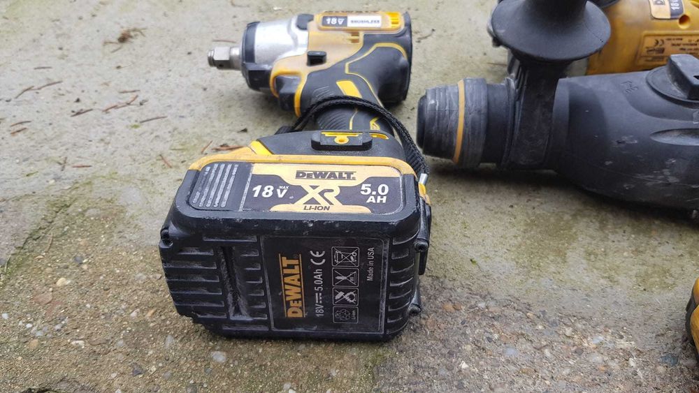 vand set Dewalt 18v cu baterii 5ah