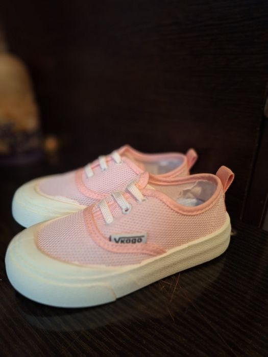 Продаю НОВЫЕ кроссовки для девочки