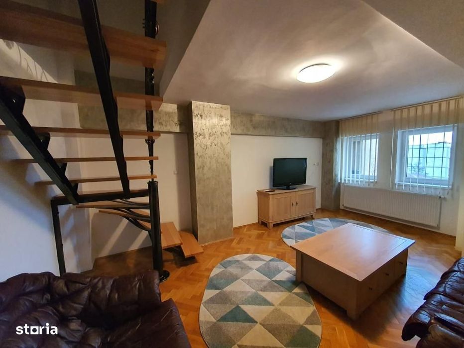 De vanzare Apartament 4 camere cu scara interioara, zona Centru.