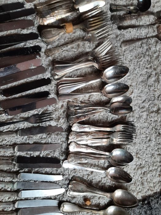 Diferite tacâmuri, cuțite,lingurițe,linguri,polonice  argint și suflat