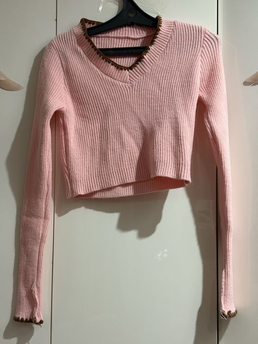 Короткий свитер с V - образным вырезом