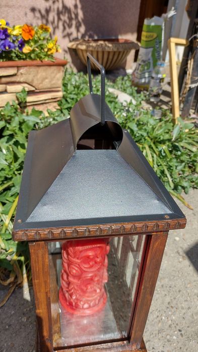 Винтидж поставка за свещ. Дървена къщичка с метален покрив с отвор