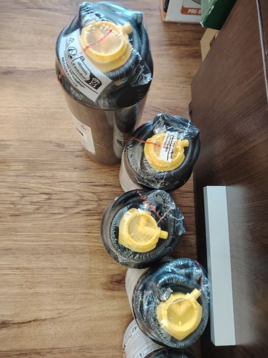 Уплътнител за гуми (течност за спукани гуми).