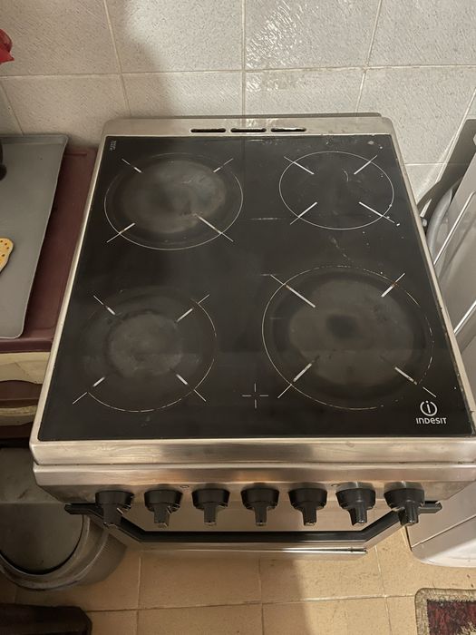 Продавам готварска печка с керамични конлони ИНДЕЗИТ