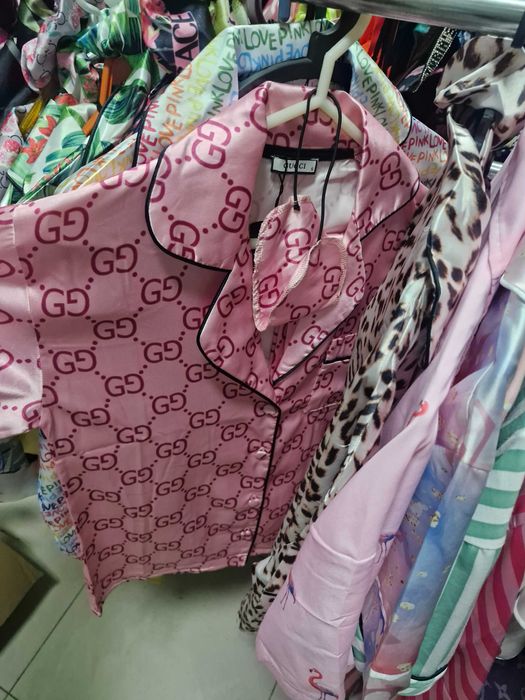 Продават се пижами Victoria's Secret