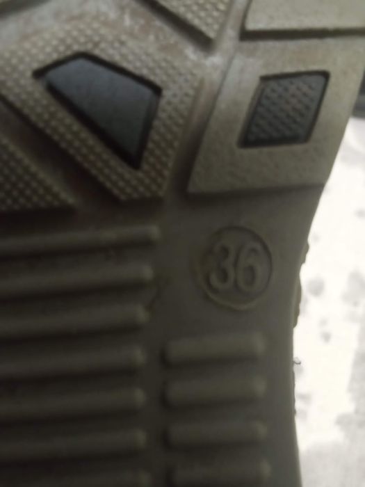 Продам ботинки на мальчика 36р