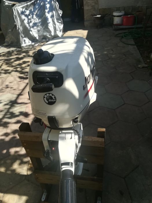 Извънбордов двигател четиритактов