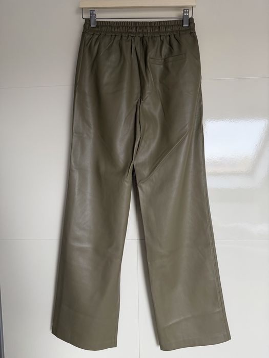 Pantaloni superbi din imitație de piele Mango