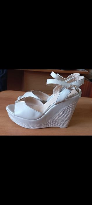 Продам босоножки