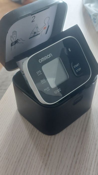 Апарат за кръвно налягане за китка omron
