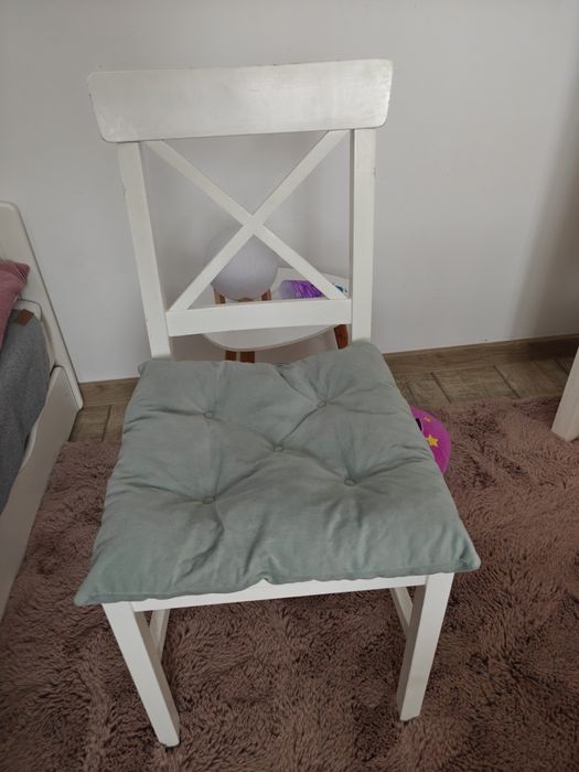 Scaun lemn alb cu perna jysk