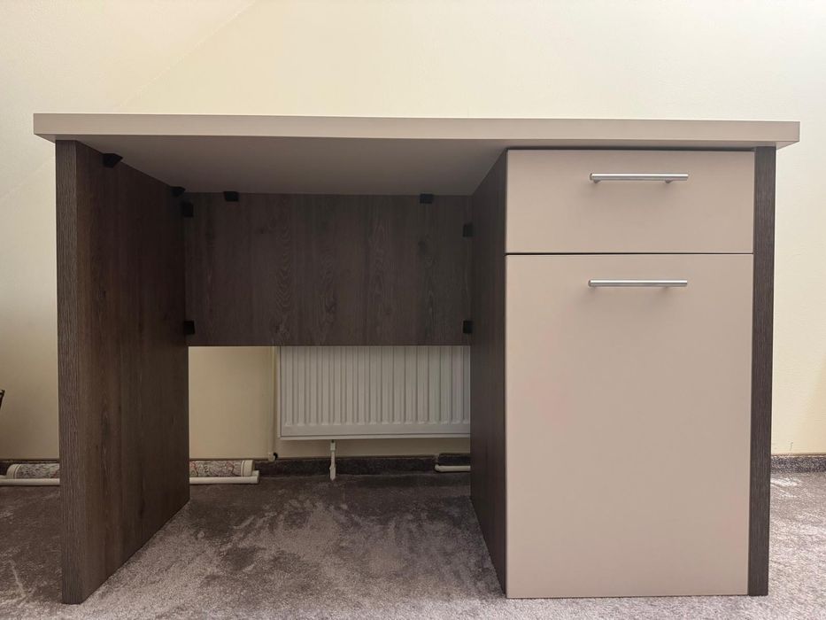 Vând birou aproape nou cu tot cu scaun.