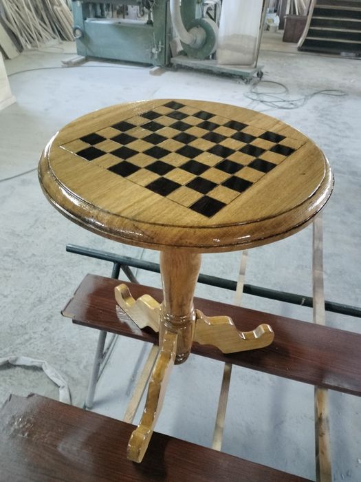 Masa pentru șah din lemn masiv de stejar  , veche , reparată și restaurată .