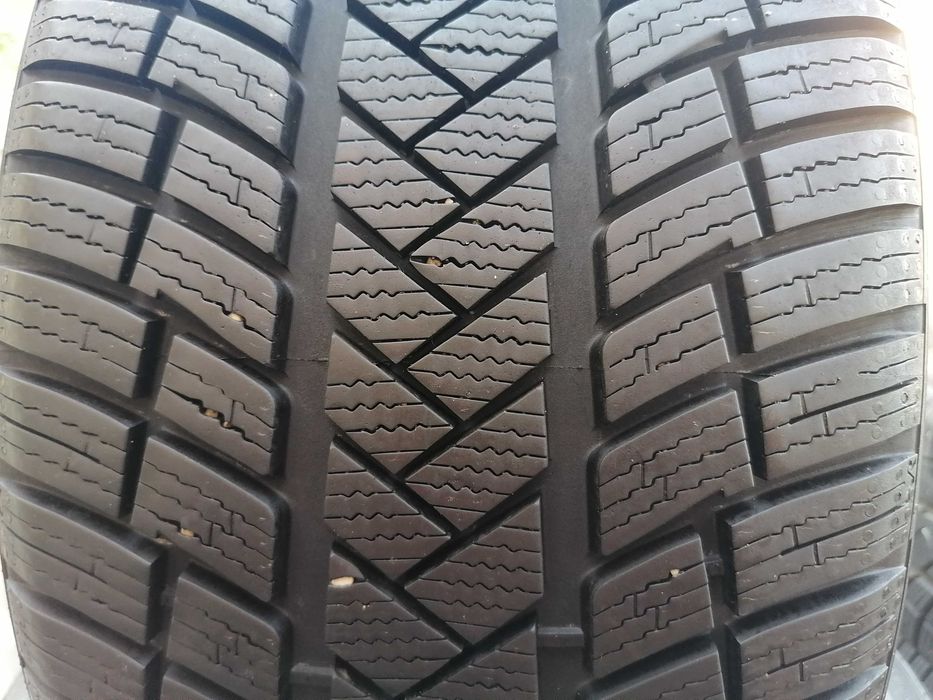 4 бр. Vredestein 235/40R18 DOT 3325. Като нови.