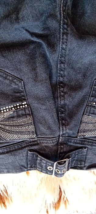 Дънки черни с по два джоба отпред и отзад с паети,копчета закопчаване,