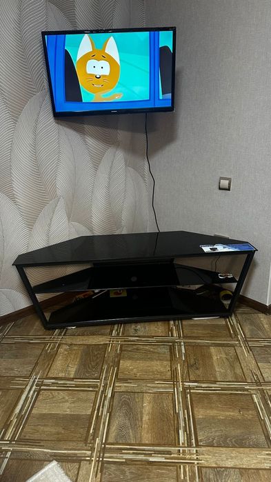Продам тумбу под телевизор стеклянная