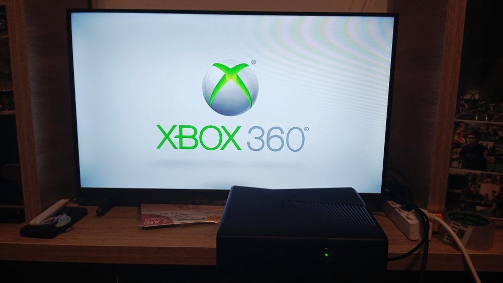 Vând xbox360 cu 2 controlere și 8 jocuri