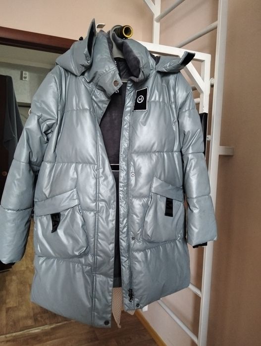 Продам зимнюю куртку на девочку