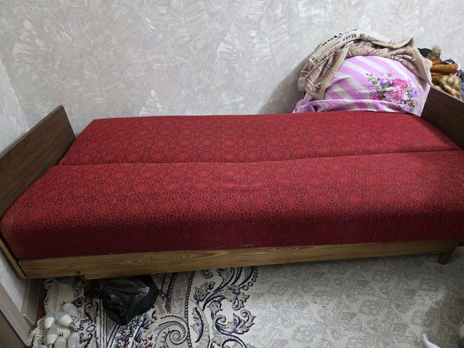 Divan va stenka sotiladi
