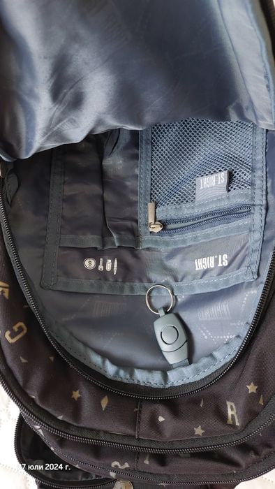 Продавам ученическа раница St. Right