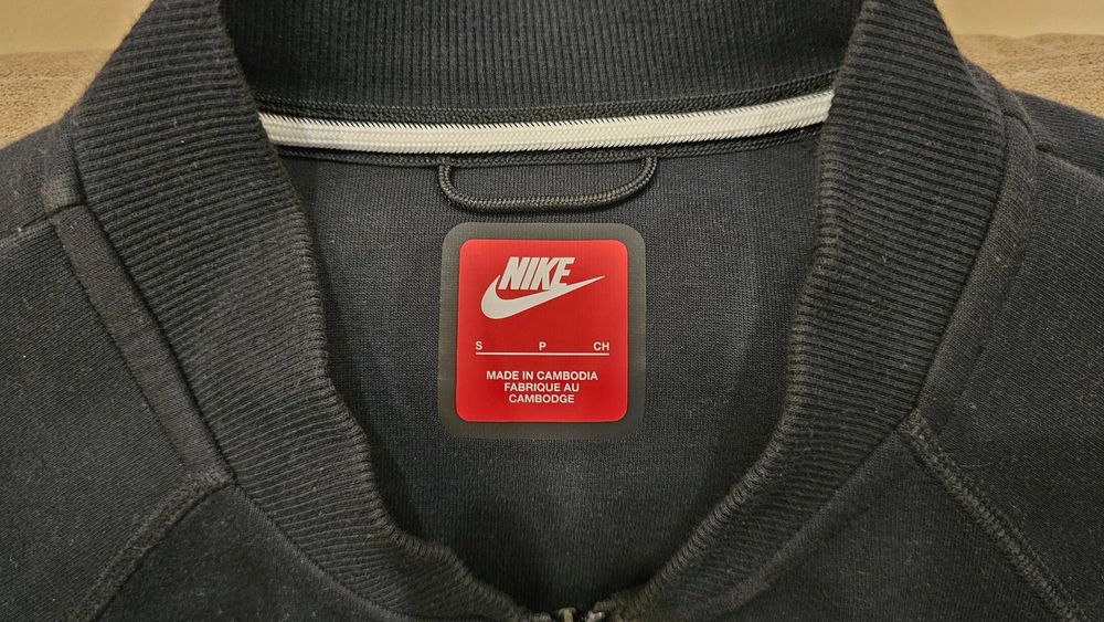 Продавам оригинален суичър на ,Nike