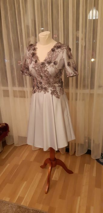 Vand rochii de ocazie sau casual