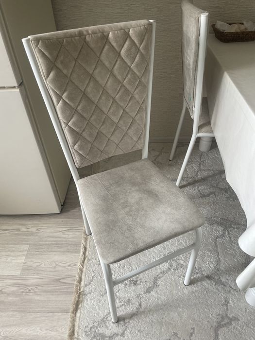 Кухонный стол и стулья