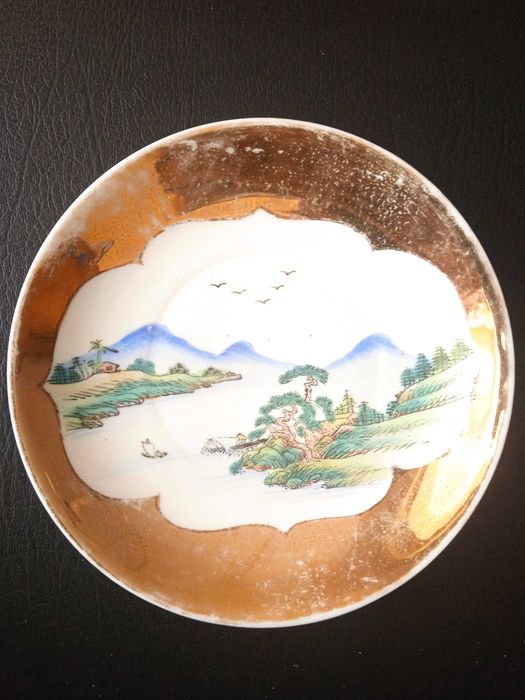 Много стара чиния японски порцелан с позлата