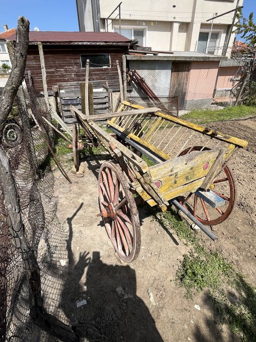 Каручка с дървени колела