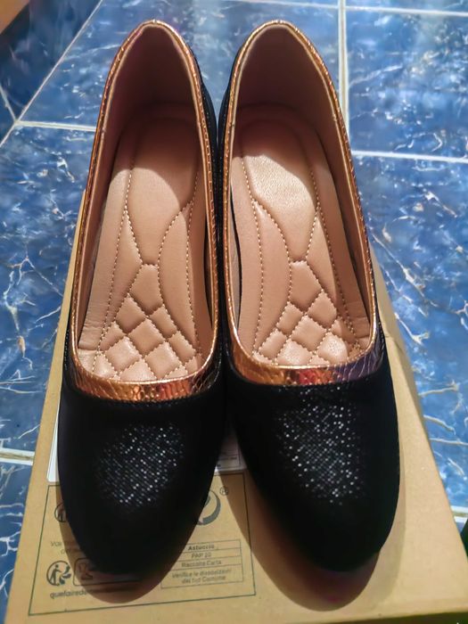 Дамски обувки с платформа.