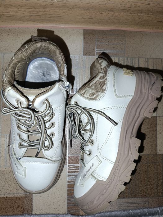 Продам осенние ботинки на девочку