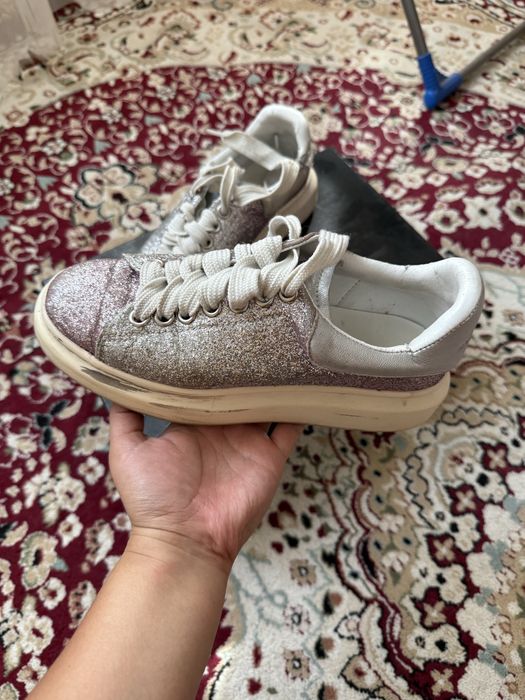 Белые кеды александр маккуин